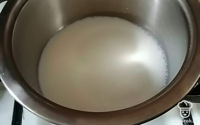 В кастрюлю наливаем молоко. Ставим на огонь.