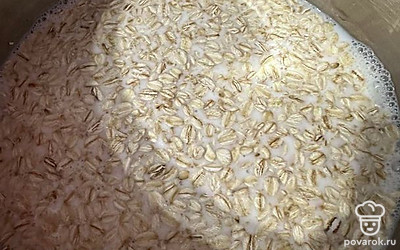 Добавляем овсяные хлопья.