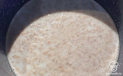 Всыпаем сахар. Постоянно помешивая, варим до готовности, около 15 минут.