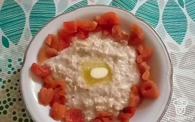 Подаем порционно, украсив курагой и добавив кусочек сливочного масла. Приятного аппетита!