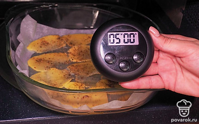 Приготовьте чипсы. Возьмите форму для выпечки, предназначенную для микроволновки. Застелите ее пергаментом. Картофельные слайсы выложите в один слой на небольшом расстоянии друг от друга. Немного посолите, добавьте черный молотый перец и специи по вкусу. Поставьте форму с картофельными кусочками в микроволновку. Запекайте на высокой мощности 3-5 минут. Чипсы должны подрумяниться. Важно: Не дайте чипсам пригореть.