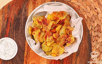 Вкусным дополнением к картофельным чипсам будет сметана и измельченный укроп.