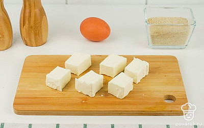 Сыр нарежьте брусочками.