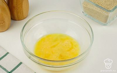 Яйцо разбейте в миску, посолите и поперчите по вкусу, взбейте до однородности.