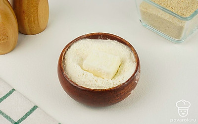 Каждый брусочек брынзы обваляйте в муке.