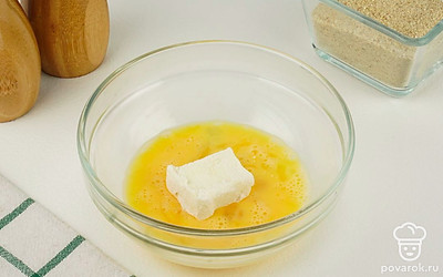 Затем окуните в яйцо.