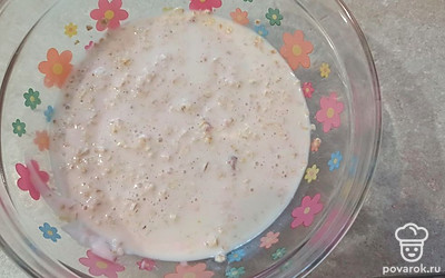 Овсянку заливаем молоком и йогуртом.