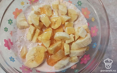 Нарезаем банан и добавляем мед. 