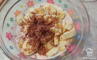 Шоколад натираем и смешиваем все. 