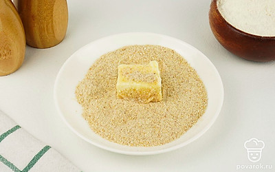 И обваляйте в панировочных сухарях.