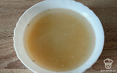 Кукурузную крупу промываем под холодной водой пока вода не перестанет быть мутной.