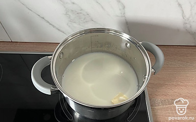 В небольшую кастрюльку наливаем 400 миллилитров молока и 400 миллилитров воды, и сразу добавляем кусочек сливочного масла. Добавляем соль и сахар по вкусу.