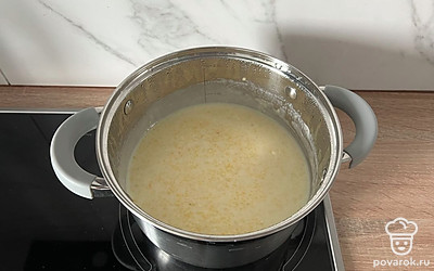 Варим кукурузную кашу на умеренном огне около 20 минут, постоянно помешивая.