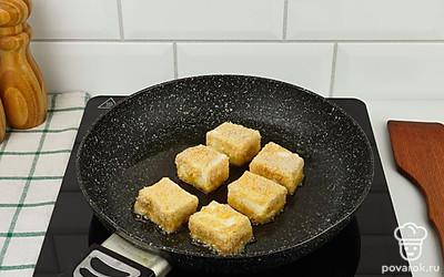 Раскалите сковороду с большим количеством растительного масла, выложите сырные брусочки в панировке и обжаривайте до образования золотистой корочки.