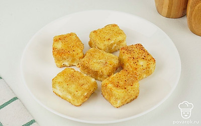 Переверните на другую сторону и также обжаривайте до золотистости. Переложите на бумажное полотенце, чтобы оно впитало лишний жир.