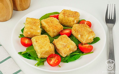 Сыр подавайте горячим, так он будет тягучим и нежным, и на подушке из листьев салата или, например, шпината. Украсьте помидорками черри.