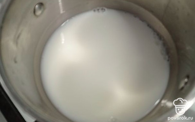 Воду с молоком соединить, закипятить. Добавить соль по вкусу.