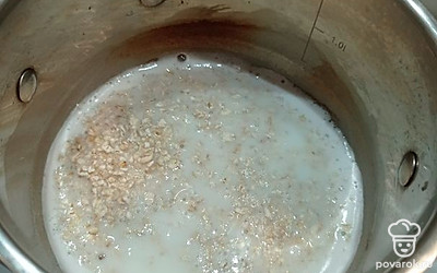 Добавить овсяные хлопья, сварить до готовности.