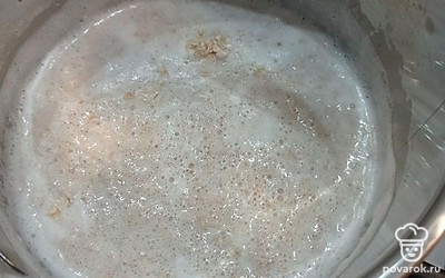 Молоко закипятить, посолить, добавить соль и сахар по вкусу.