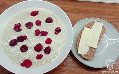 Кашу подать с бутербродом.