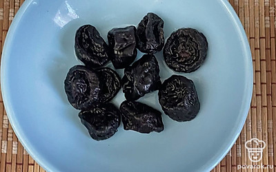 Чернослив залейте горячей водой на 10 минут.