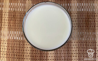 Молоко с щепоткой соли подогрейте.