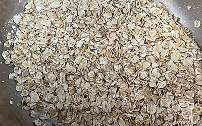 Всыпьте овсяные хлопья и нарезанный чернослив. Добавьте сахар на свой вкус. Варите 5 минут.