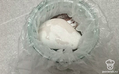 Повторяйте слои, пока не закончатся яблоки и капуста. Сверху поместите груз. Я использую морские камушки.