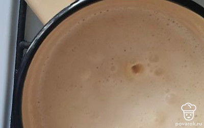 Вскипятить молоко. Всыпать в кастрюлю кукурузную крупу поленту. Варить 7-8 минут.