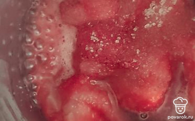 Клубнику посыпать сахаром и проварить 3-5 минут.