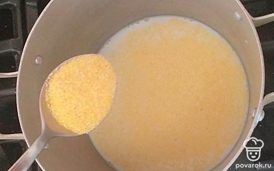 Молоко влить в кастрюлю, довести до кипения, немного посолить.Тонкой струей всыпать поленту, размешивая ложкой или венчиком. Добавить сахар, убавить огонь до минимального. 