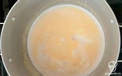 Готовить поленту под плотно закрытой крышкой на протяжении 10 минут, на минимальном огне.