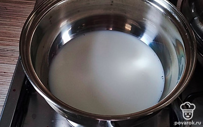 Разогреть молоко.