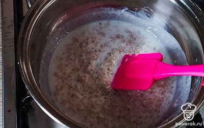 Закинуть в молоко овсянку и варить 5 минут, одновременно помешивать.