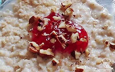 По вкусу добавить топпинг — варенье или орехи.