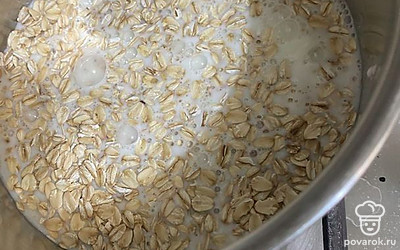 Перемешать хлопья и молоко.