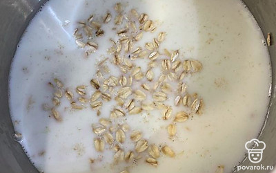 Варить на медленном огне 10 минут, постоянно помешивая, чтобы молоко не подгорело.