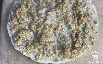 Выложить в тарелку кашу и добавить в неё порезанный банан.