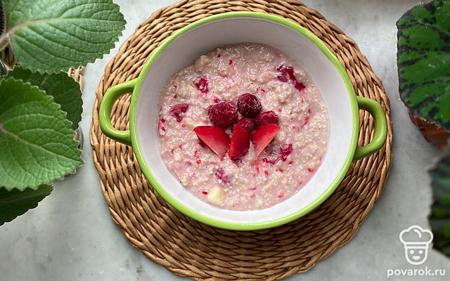 Овсянка с замороженными ягодами и бананом — Рецепт с фото