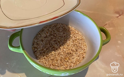 Заливаем овсянку кипятком и даем постоять под крышкой 5 минут.