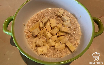 Добавляем мелко нарезанный банан.