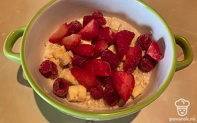 Выкладываем любые замороженные ягоды.