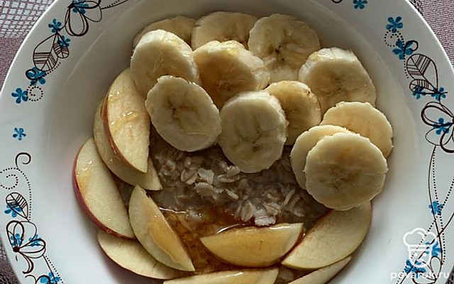 Полезная овсянка с бананом, яблоком и медом — Рецепт с фото