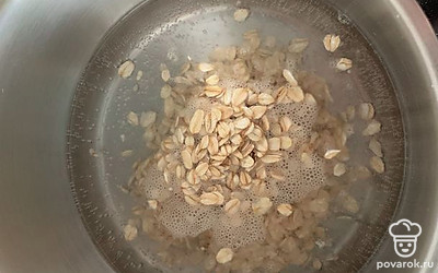 Ставим воду и когда закипит бросаем овсянку и соль и варим до готовности.