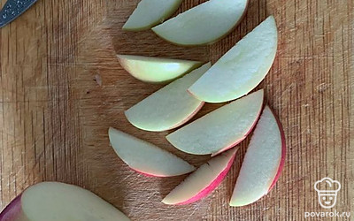 Так же нарезаем дольками яблоко.