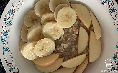 Затем выкладываем на овсянку фрукты.