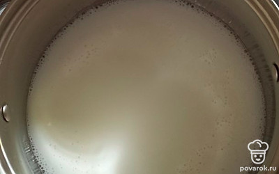 Налить в кастрюлю молоко, дать молоку закипеть.