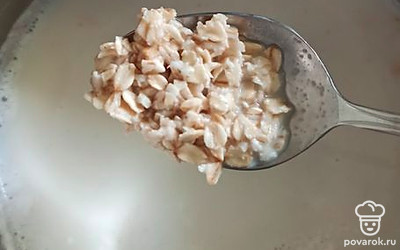 В кипящее молоко высыпать овсяные хлопья.