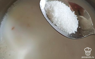 Добавить в хлопья сахар и соль по вкусу. Хорошо перемешать. Варить до готовности 10 минут.