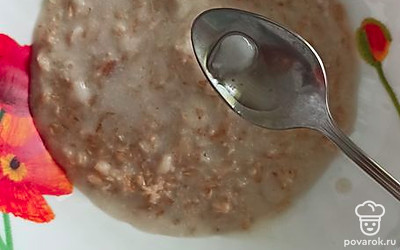 В готовую кашу из овсяных хлопьев добавить немного сливочного масла. Также в кашу можно положить ягоды, сгущенку или варенье.